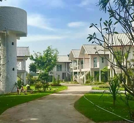 Отель Baan Suan Geb Tawan Лопбури Экстерьер фото