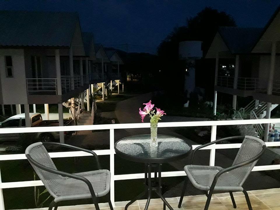 Отель Baan Suan Geb Tawan Лопбури Экстерьер фото